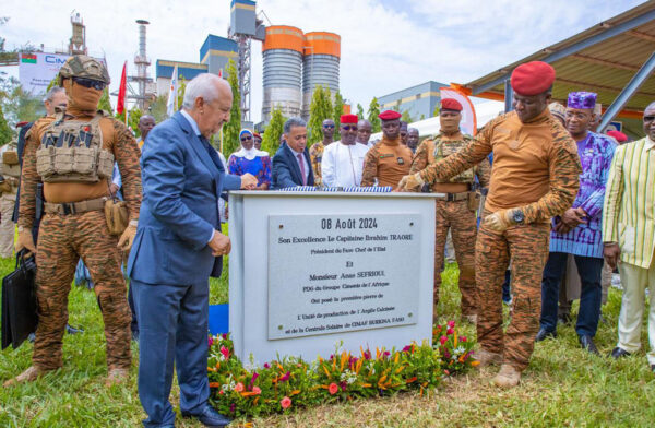 Burkina Faso : Pose de la première pierre pour construction d’une unité de production d’argile calcinée par le Président Ibrahim Traoré.