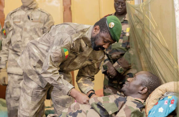 Mali : Le Président Assimi Goïta rend hommage aux blessés de guerre lors du 64e anniversaire de l’Armée malienne.